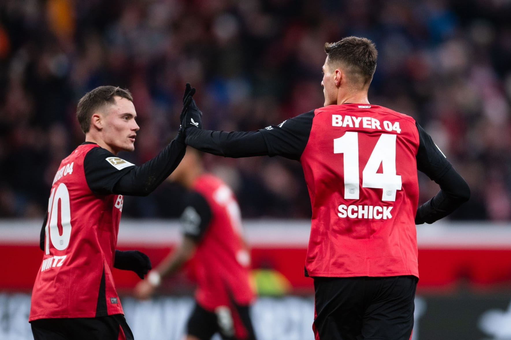 Leverkusens Florian Wirtz (l.) und Torschütze Patrik Schick: Letzterer traf zum 2:2.