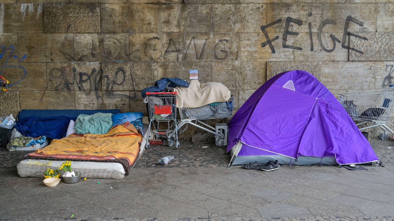 Das Zelt eines Obdachlosen in Berlin (Archivbild): Der Mann erlitt eine Rauchgasvergiftung.