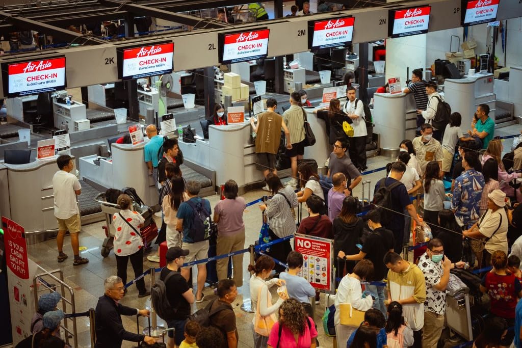 Der Don-Mueang-Airport in Thailand: Reisende warten in langen Schlangen am Check-In.