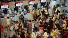 Der Don-Mueang-Airport in Thailand: Reisende warten in langen Schlangen am Check-In.