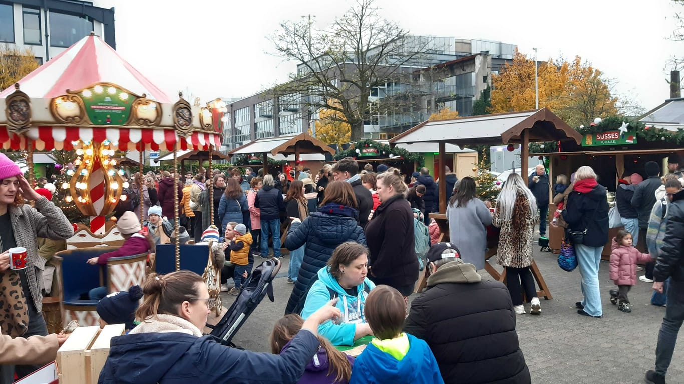 Der Aldi-Weihnachtsmarkt in Köln-Ehrenfeld: Zur Unterhaltung gibt es hier ein Kinderkarussell und eine Fotobox.