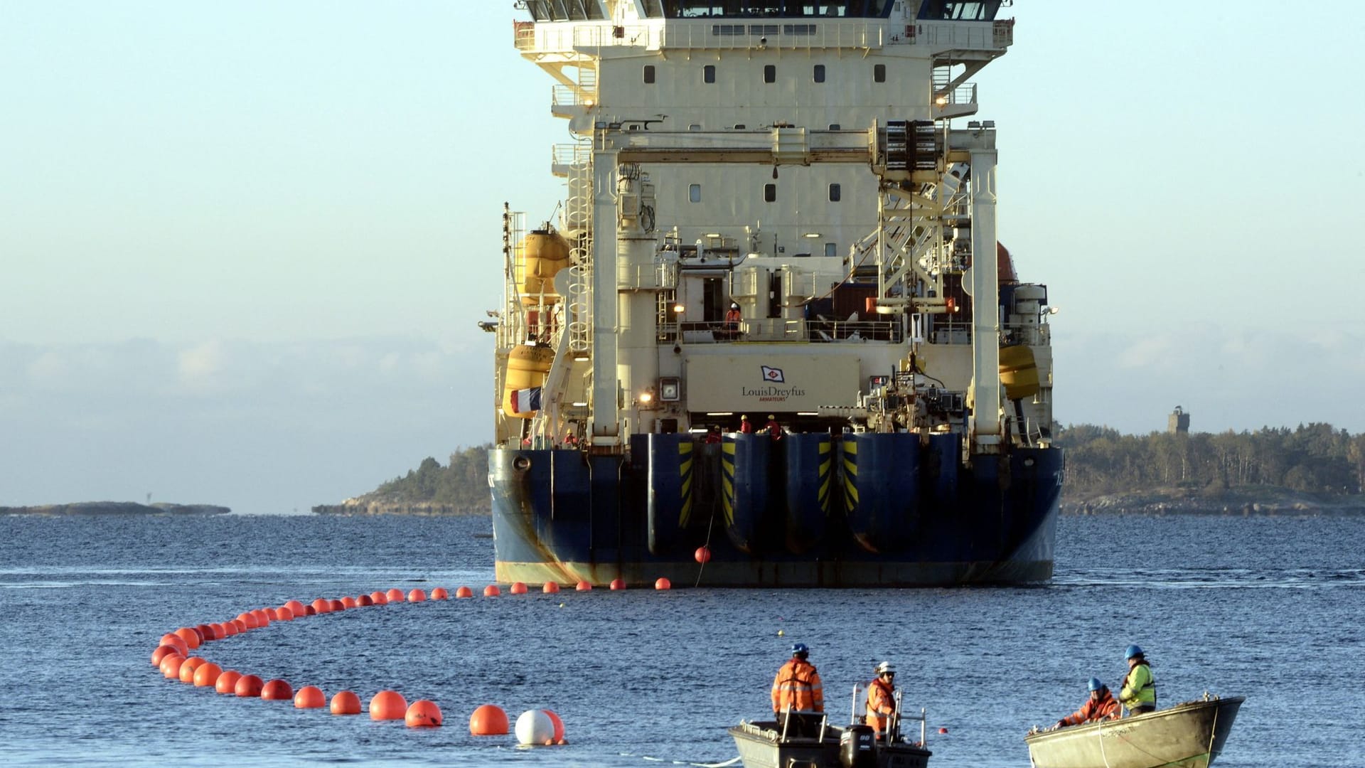 Ein Spezialschiff verlegt das Unterseekabel C-Lion1 in der Ostsee