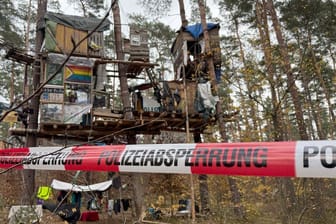 Protestcamp von Tesla-Gegnern im Wald nahe der Tesla-Fabrik in Grünheide (Symbolbild): Die Wald-Besetzer müssen das Gelände räumen.