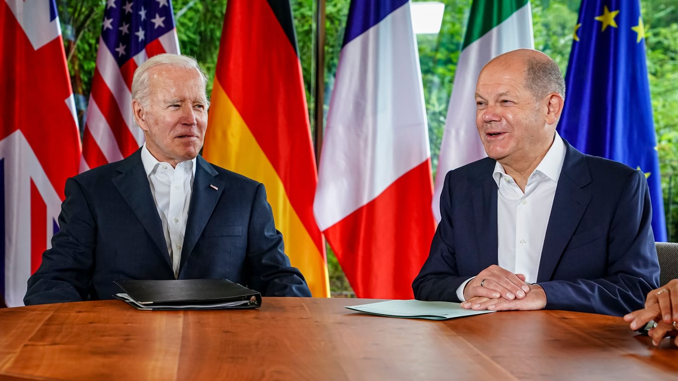 Joe Biden und Olaf Scholz (Archivbild): Der noch amtierende US-Präsident und der Bundeskanzler reisen innenpolitisch geschwächt zum G20-Gipfel nach Rio de Janeiro.