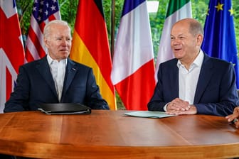 Joe Biden und Olaf Scholz (Archivbild): Der noch amtierende US-Präsident und der Bundeskanzler reisen innenpolitisch geschwächt zum G20-Gipfel nach Rio de Janeiro.