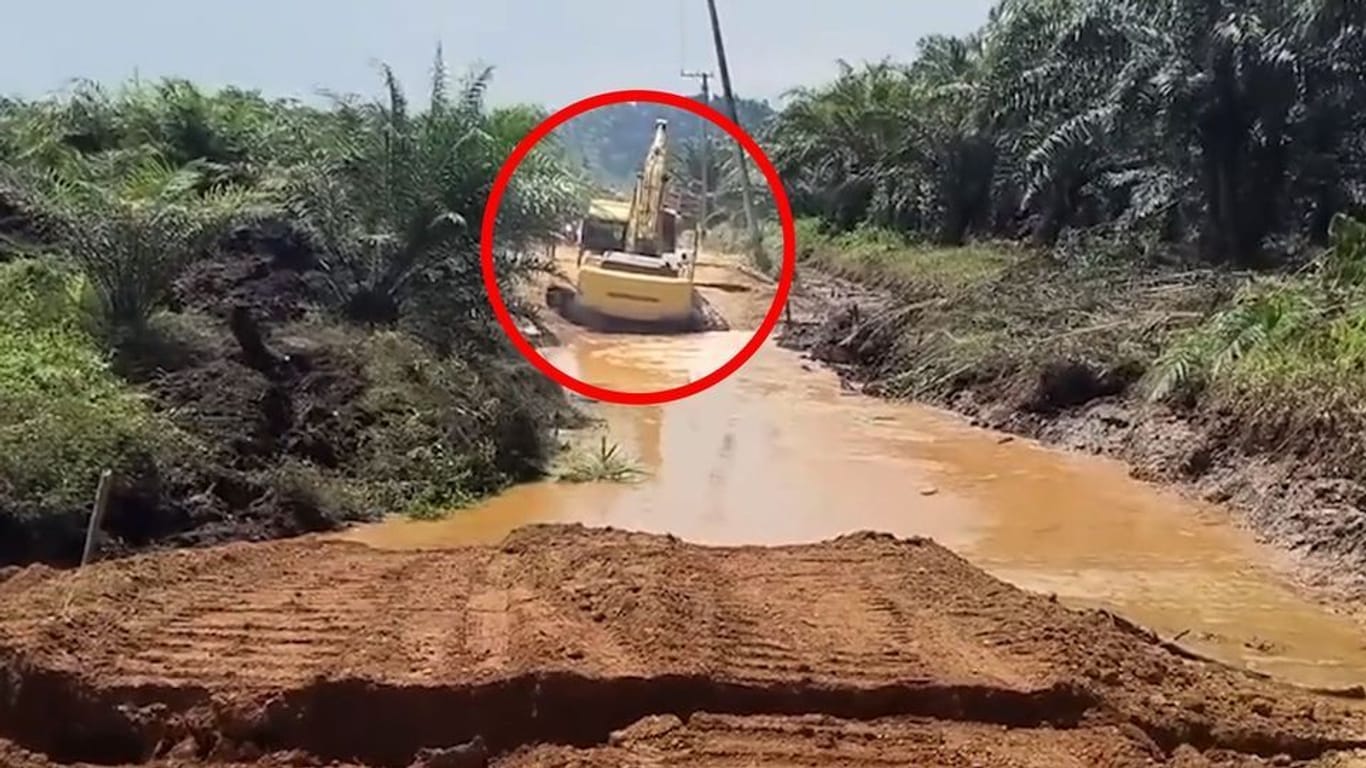 Ein Bagger versank im sich aufweichenden Boden.