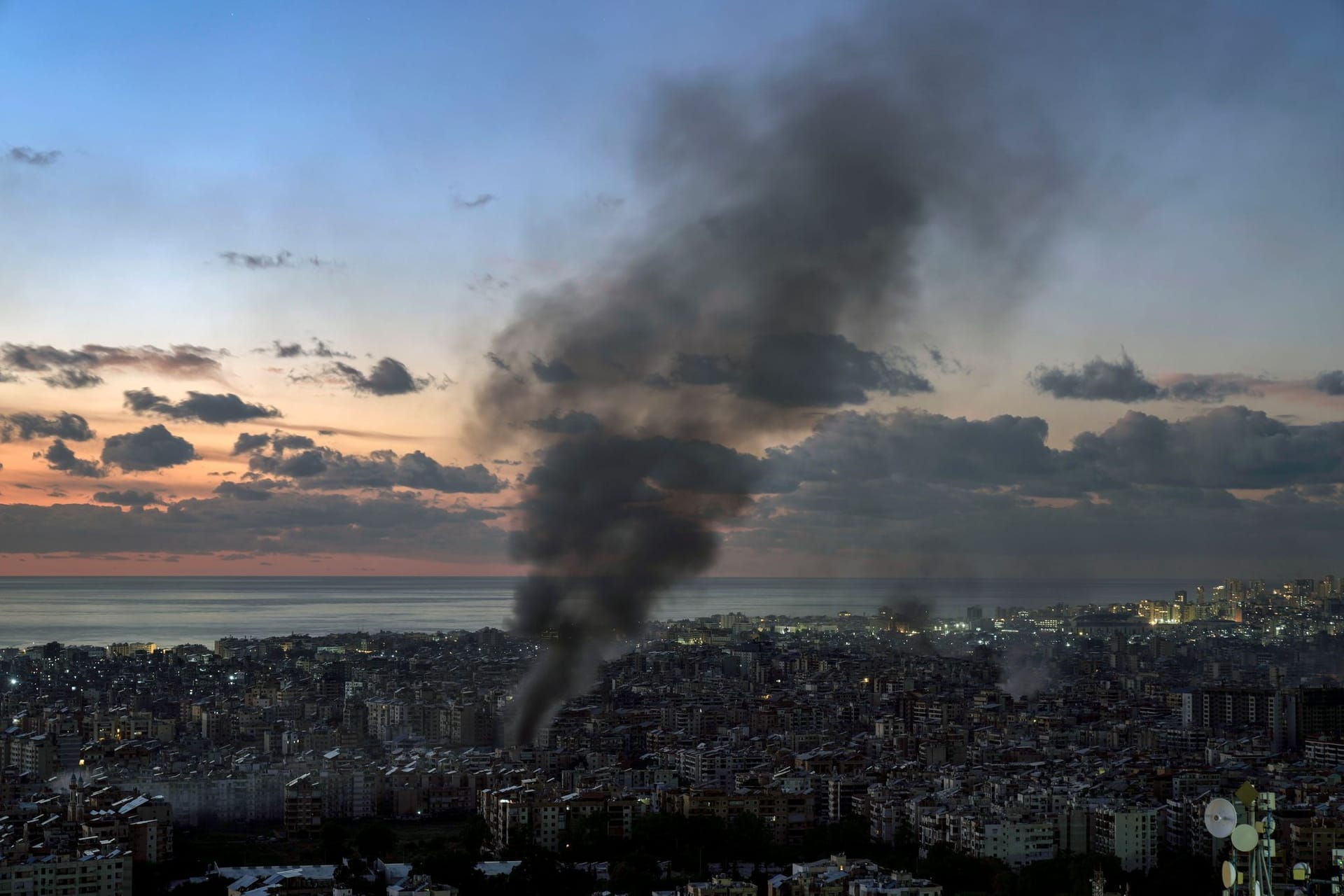 Rauchschwaden über Beirut: Kurz vor Netanjahus Ankündigung hatte Israel die Stadt noch bombardiert.