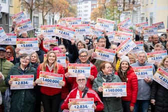 Zahlreiche Glückspilze in Düsseldorf jubeln über ihre Gewinner-Schecks.