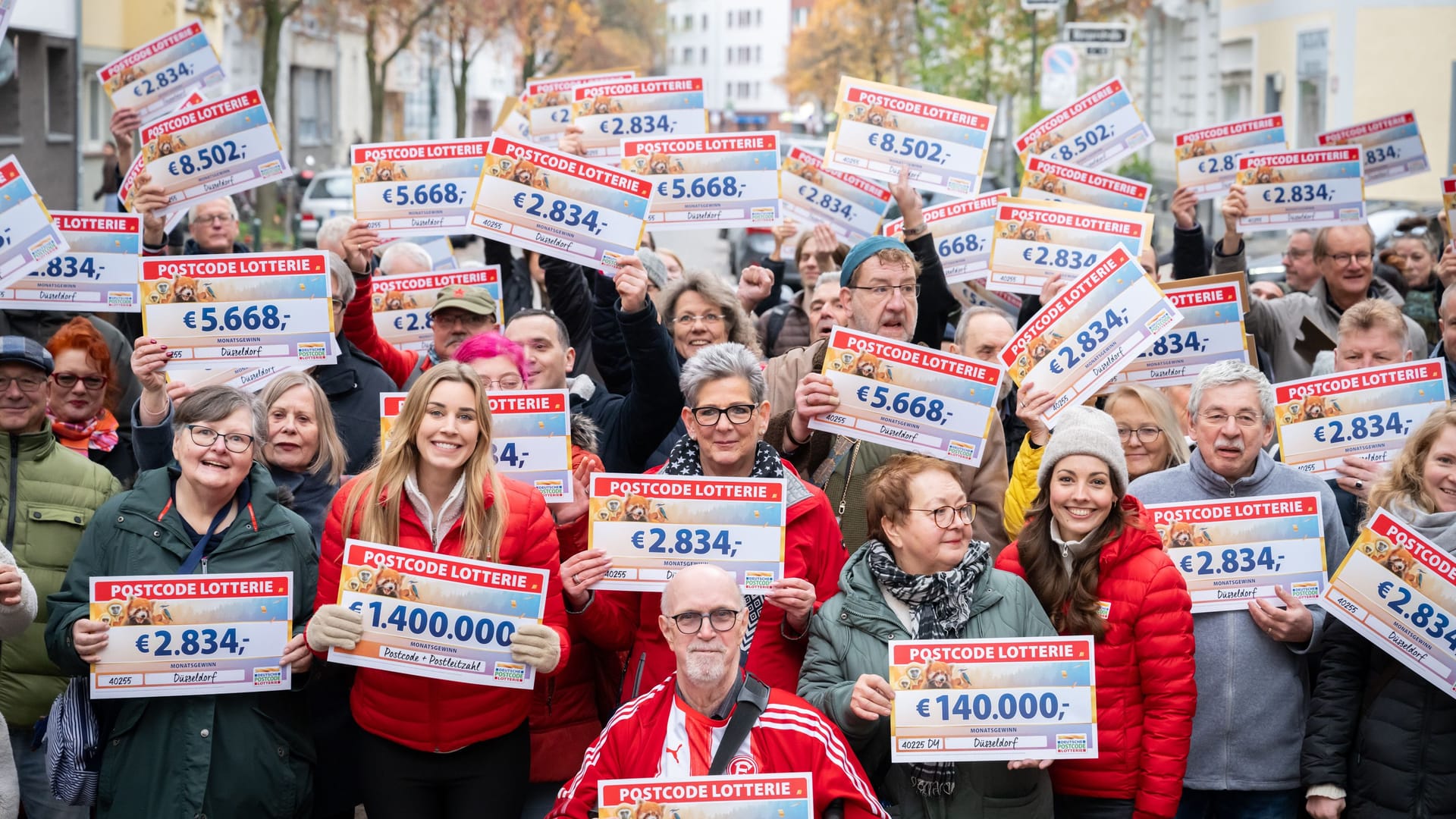 Zahlreiche Glückspilze in Düsseldorf jubeln über ihre Gewinner-Schecks.