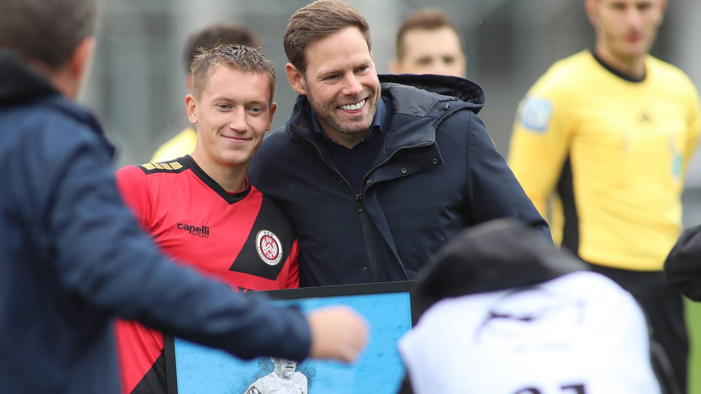 Fabian Greilinger (l.) wird vor dem Spiel gegen "Sechzig" von Christian Werner offiziell verabschiedet: Am Ende nahm er nicht nur das Bild mit, sondern auch die drei Punkte mit dem SV Wehen.