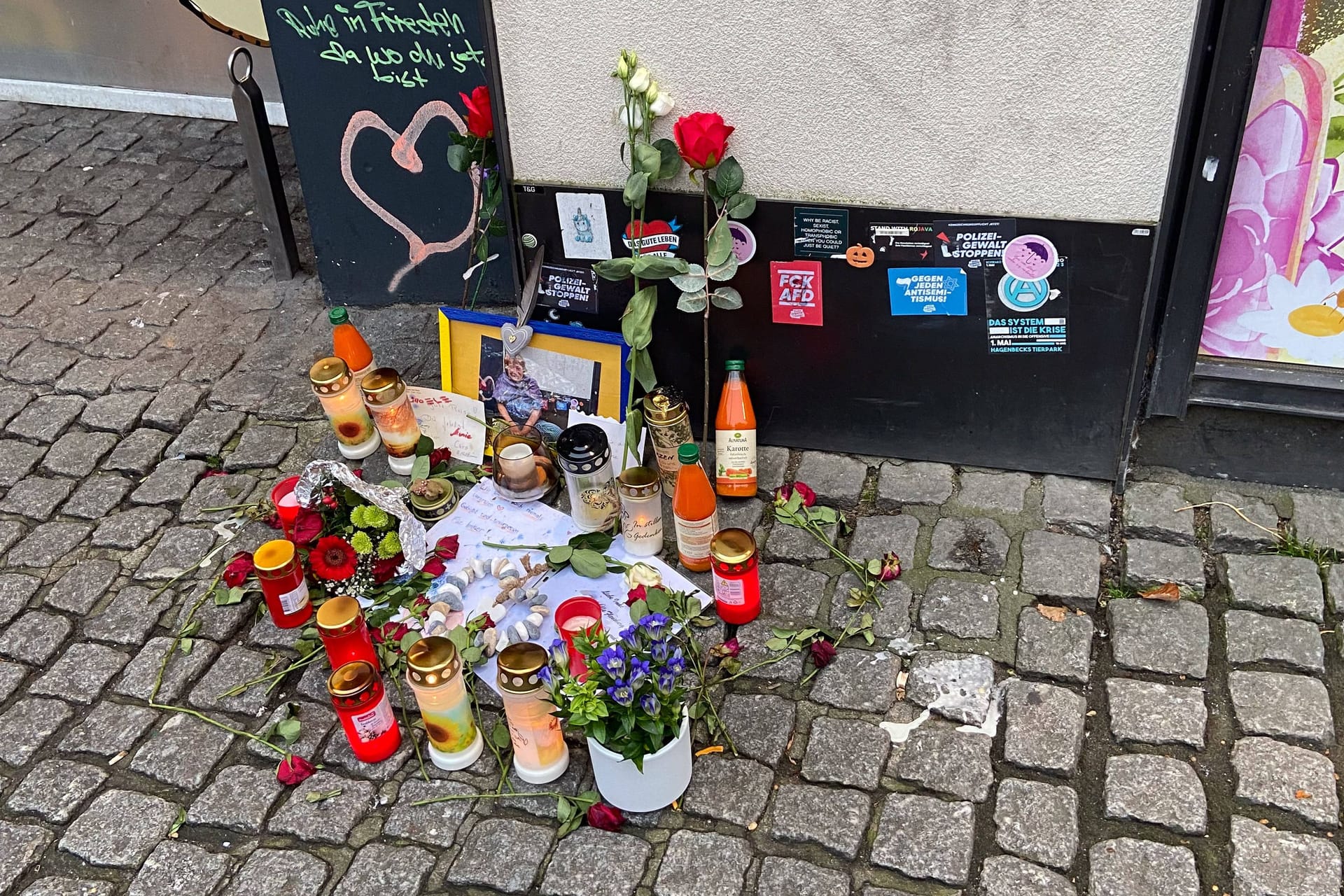 Trauerbekundungen (Symbolbild): Mit Blumen und Grabkerzen gedenken Menschen aus Ottensen ihrem "Lieblingsbettler".