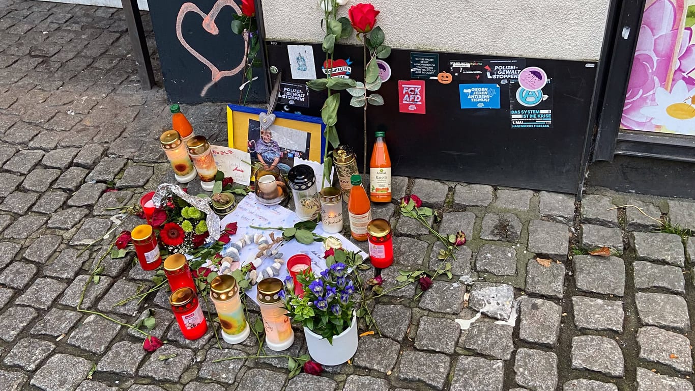 Trauerbekundungen (Symbolbild): Mit Blumen und Grabkerzen gedenken Menschen aus Ottensen ihrem "Lieblingsbettler".