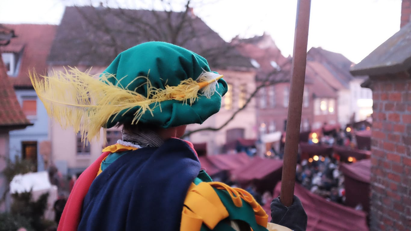 "Platz für die Stadtwache" hallt es durch die verwinkelten Gassen der Altstadt: Der Historische Christmarkt zählt zu den absoluten Höhepunkten der Weihnachtszeit in Lüneburg.