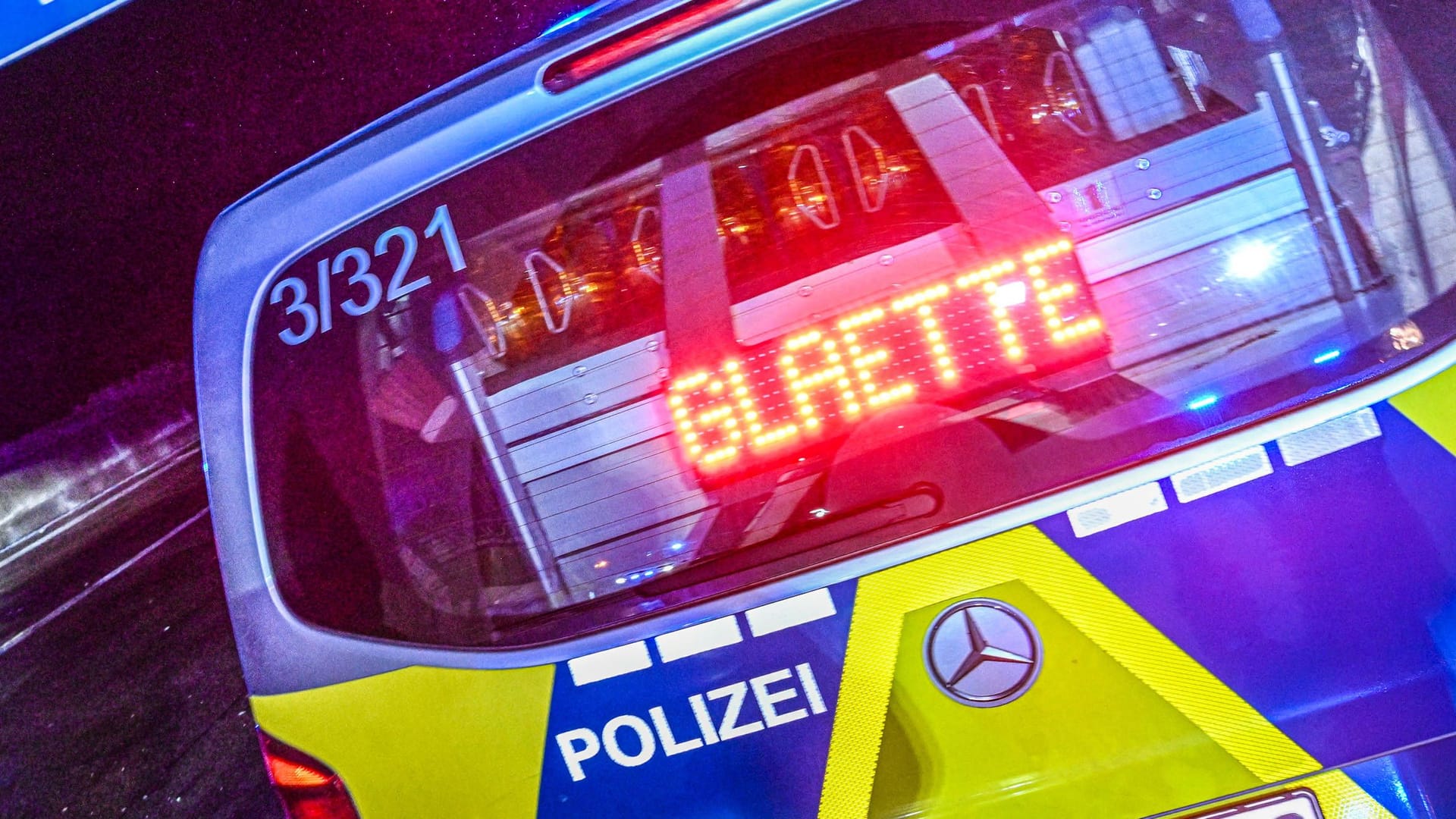 Polizeiwagen warnt vor Glätte auf der Autobahn (Symbolbild): Ein Lkw hat einen Streifenwagen auf der A281 bei Bremen gerammt.