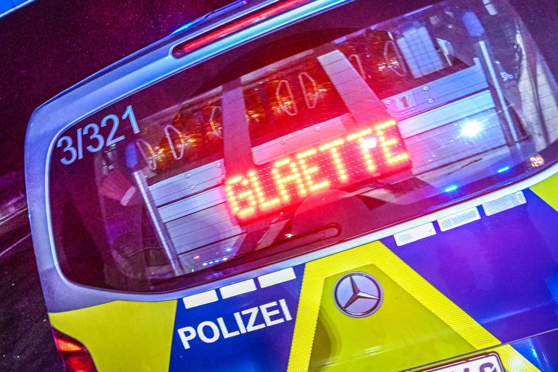 Polizeiwagen warnt vor Glätte auf der Autobahn (Symbolbild): Ein Lkw hat einen Streifenwagen auf der A281 bei Bremen gerammt.