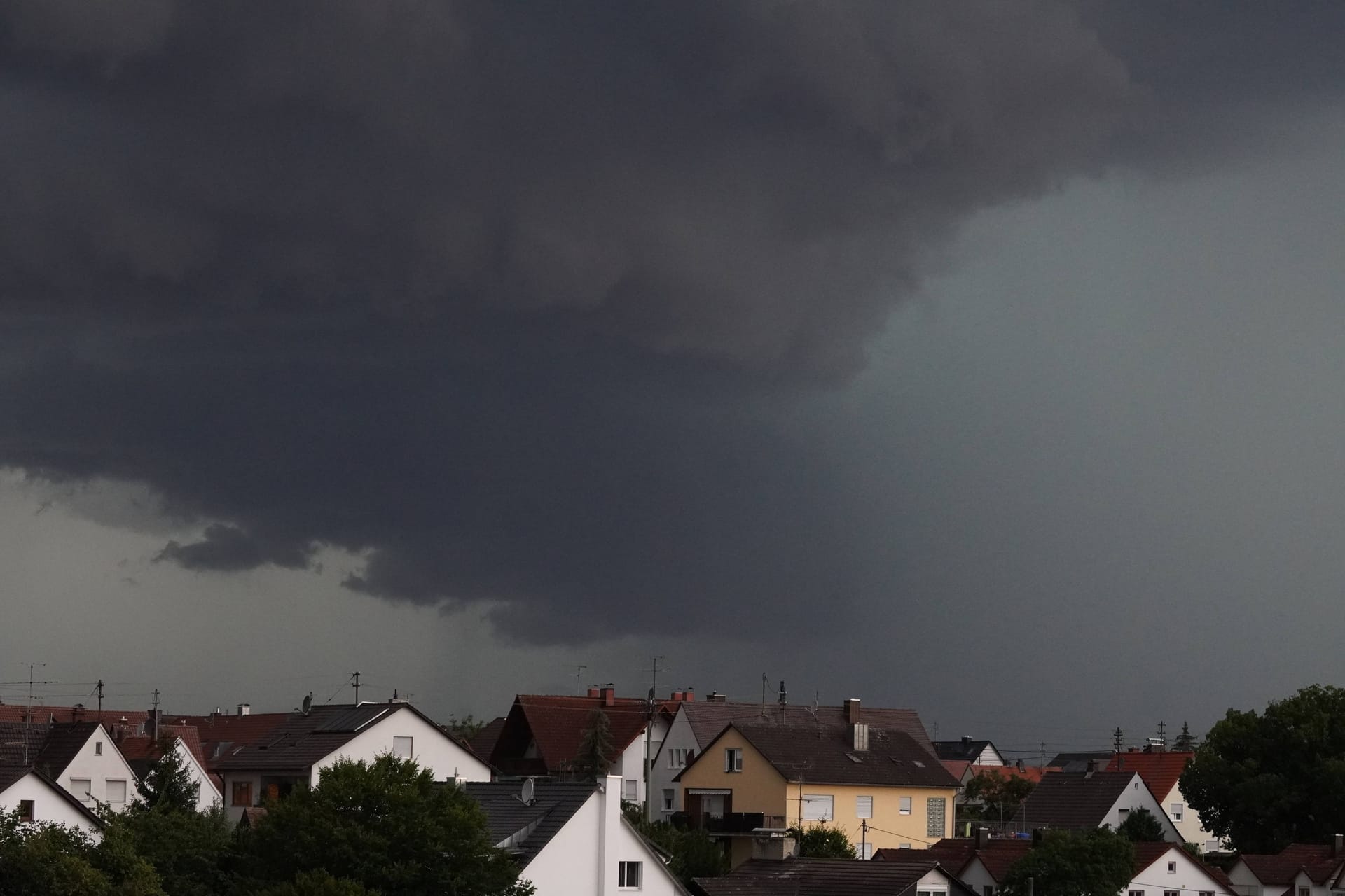 Sturmwolken über einem Wohngebiet. (Symbolfoto)