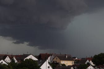 Sturmwolken über einem Wohngebiet. (Symbolfoto)