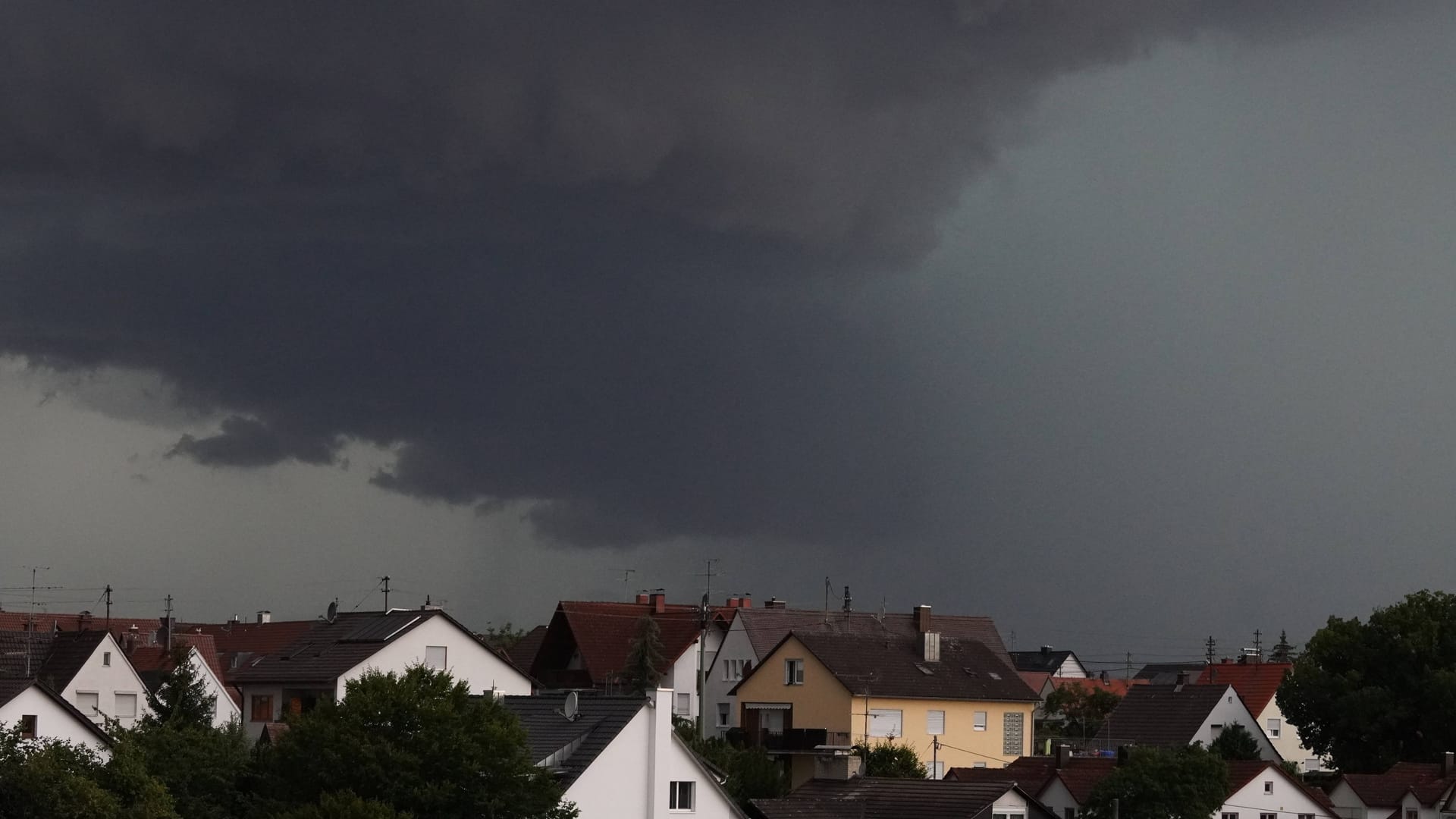 Sturmwolken über einem Wohngebiet. (Symbolfoto)