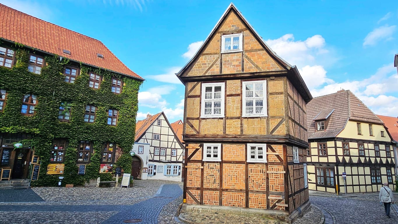 Welterbe: Quedlinburg im Harz empfängt Besucher mit verwinkelten Gassen, uraltem Kopfsteinpflaster und weiträumigen Plätzen, die von Fachwerkhäusern umsäumt werden.