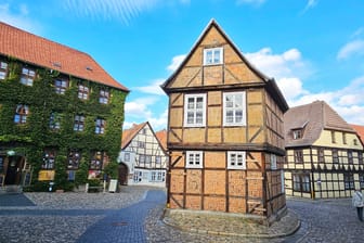 Welterbe: Quedlinburg im Harz empfängt Besucher mit verwinkelten Gassen, uraltem Kopfsteinpflaster und weiträumigen Plätzen, die von Fachwerkhäusern umsäumt werden.