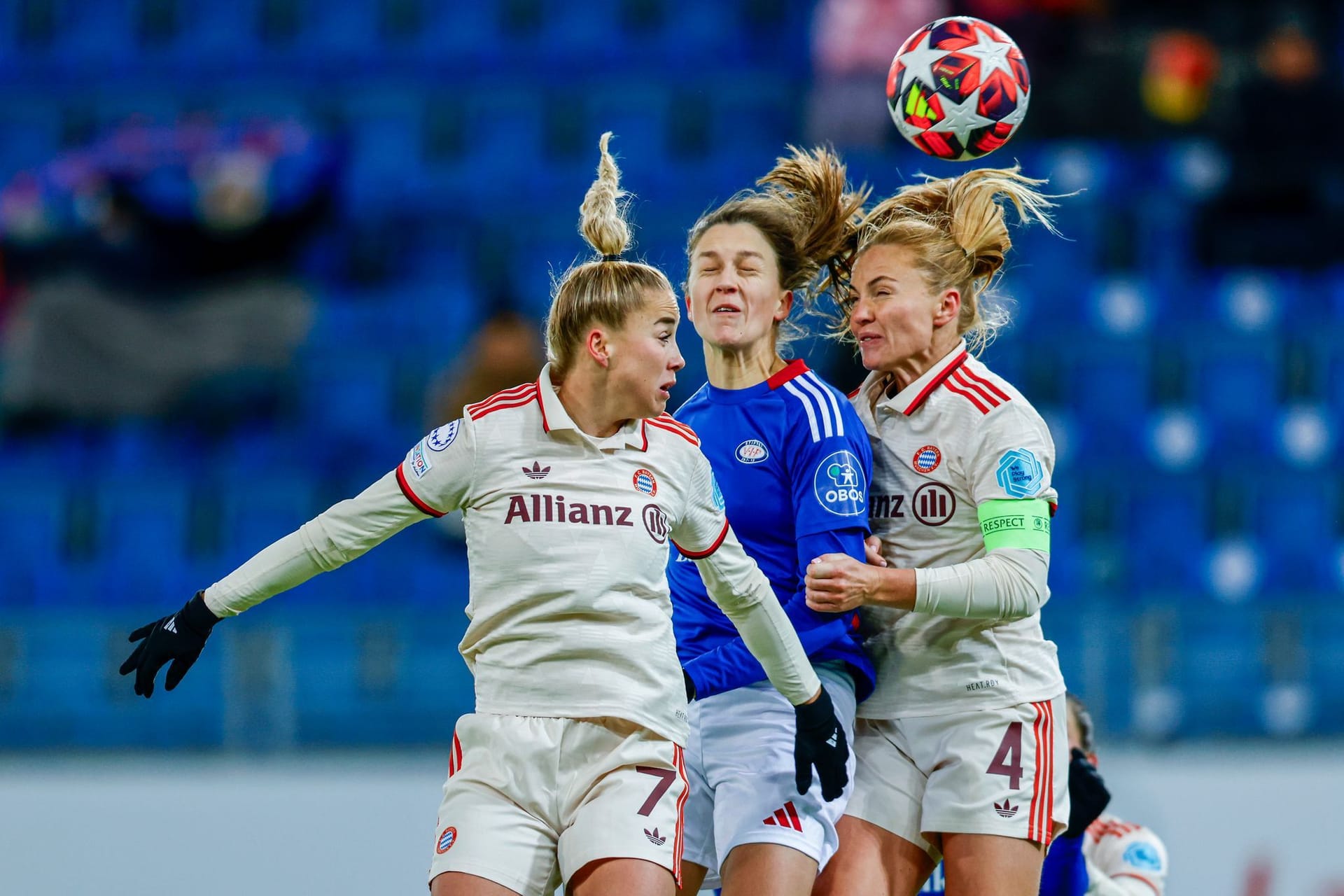 Giulia Gwinn und Glodis Viggosdottir gehen in Oslo ins Kopfballduell.