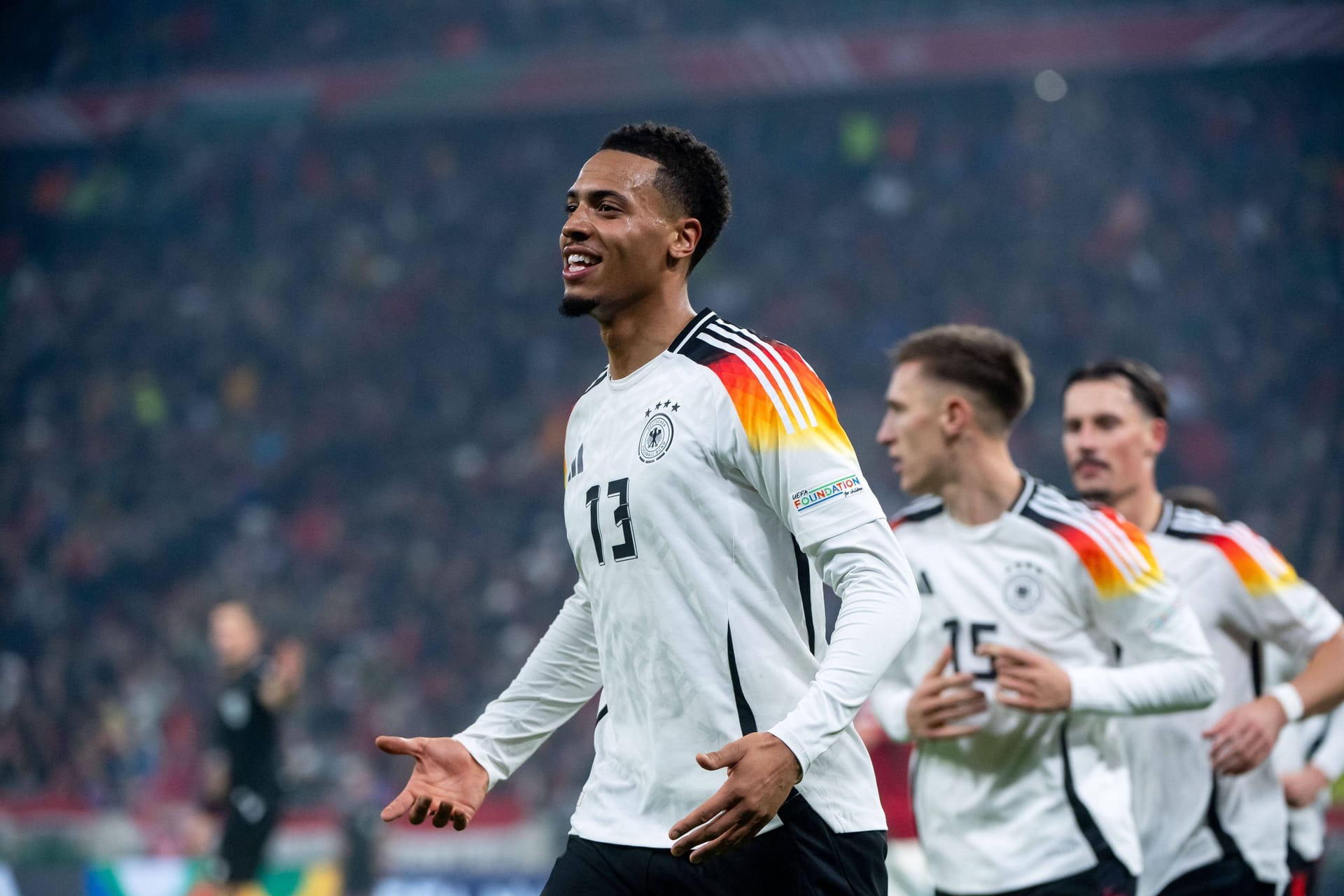 Felix Nmecha: Leistete sich direkt zum Start einen gefährlichen Fehlpass (1.). Konnte auch in einer oft unkreativen deutschen Mannschaft zunächst mit dem Ball wenig Impulse setzen. Seine physische Präsenz tat gegen den Ball aber gegen die aggressiven Ungarn gut. Beim deutschen Tor hellwach. Note 3