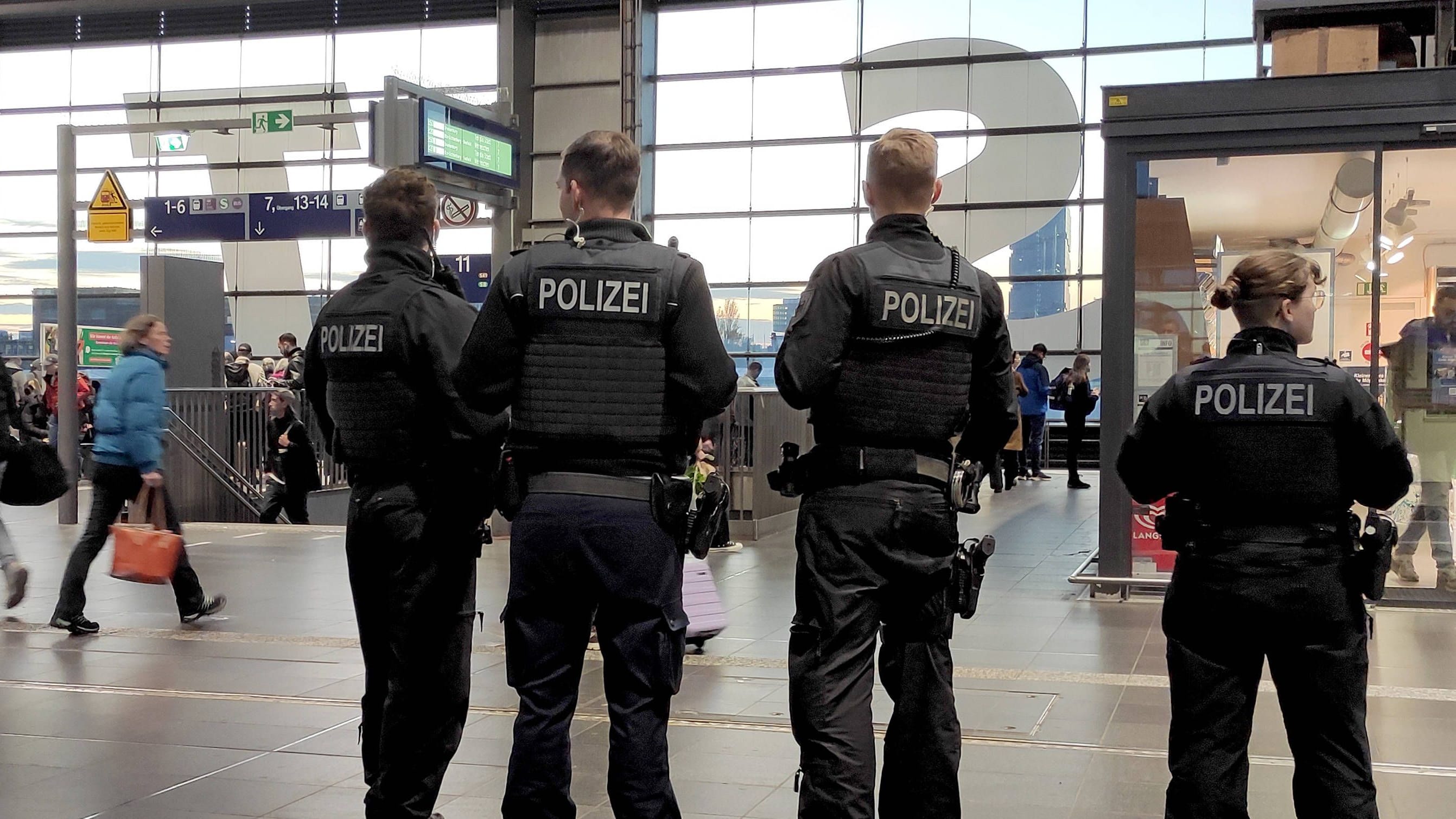 Berlin aktuell: Am Bahnhof Ostkreuz schlägt Mann mehrfach gegen Kopf