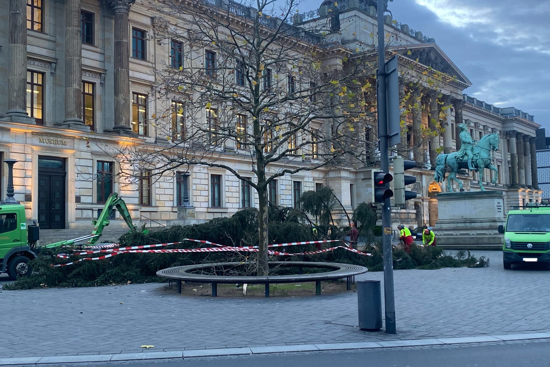 Der umgefallene Weihnachtsbaum vor dem Schloss: Aufräumarbeiten haben begonnen.