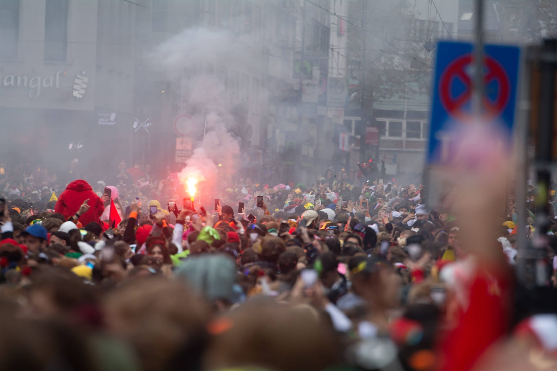 Beim Feiern auf der Zülpicher Straße griffen am Montag einige Jecken auch auf Pyrotechnik zurück.