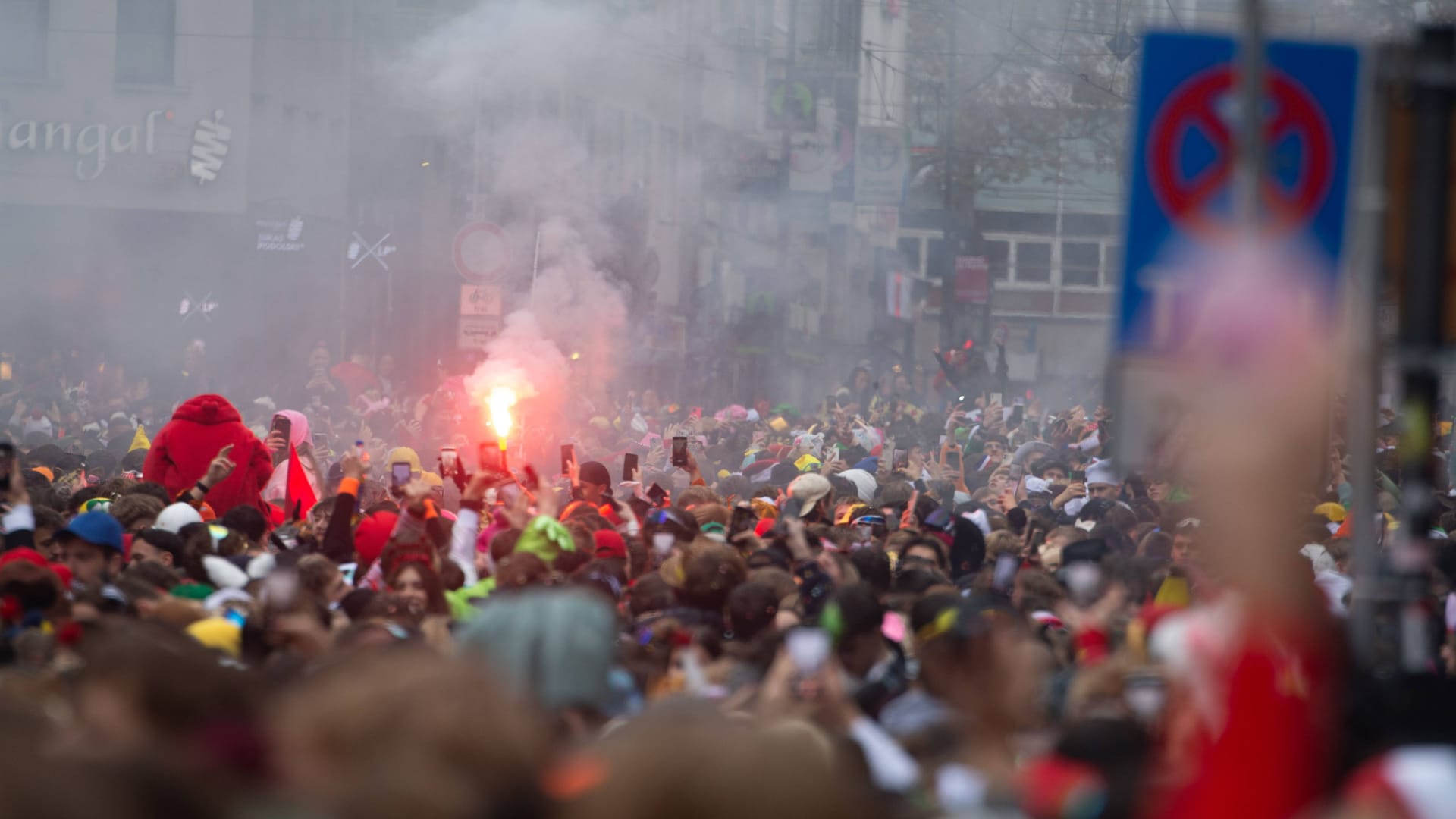 Beim Feiern auf der Zülpicher Straße griffen am Montag einige Jecken auch auf Pyrotechnik zurück.