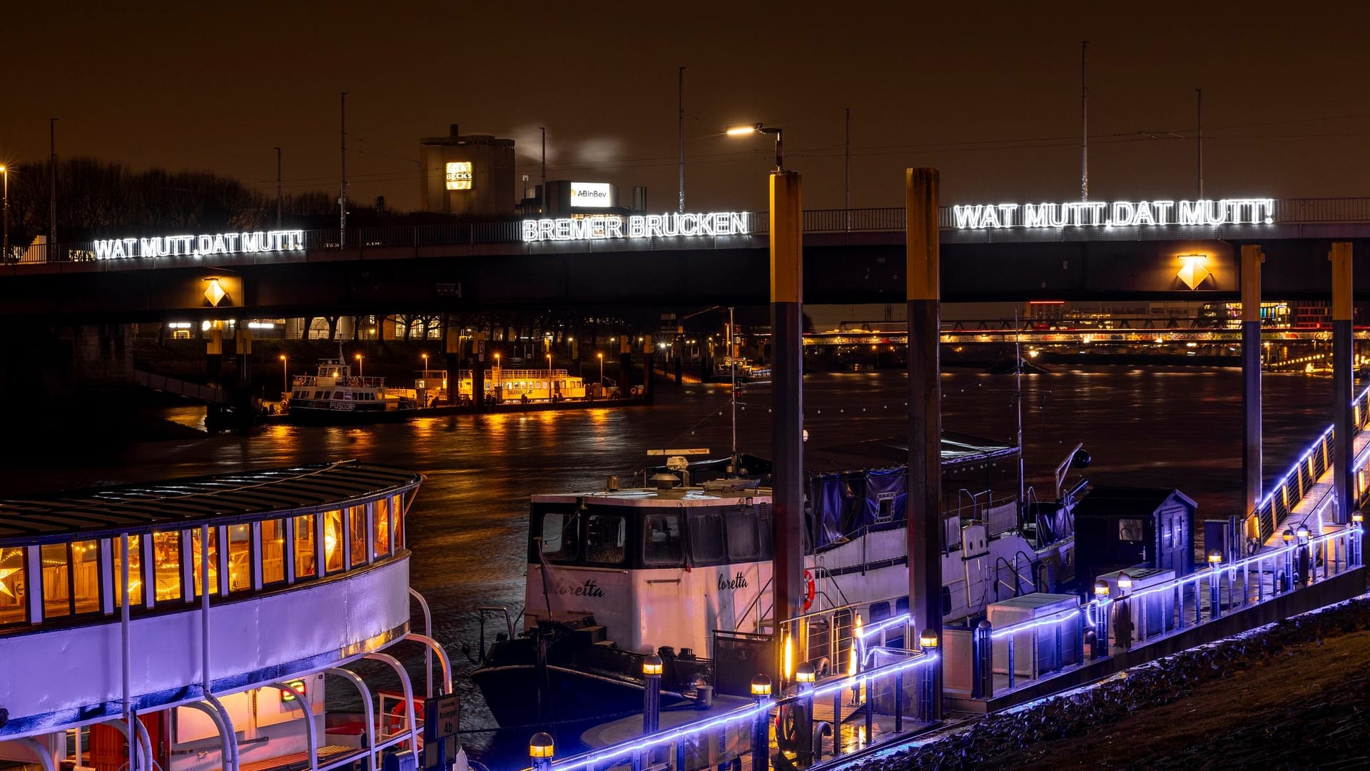 Die große Illumination ist zurzeit an der Bürgermeister-Smidt-Brücke zu sehen. Dort steht unter anderem "Watt mutt, datt mutt!"