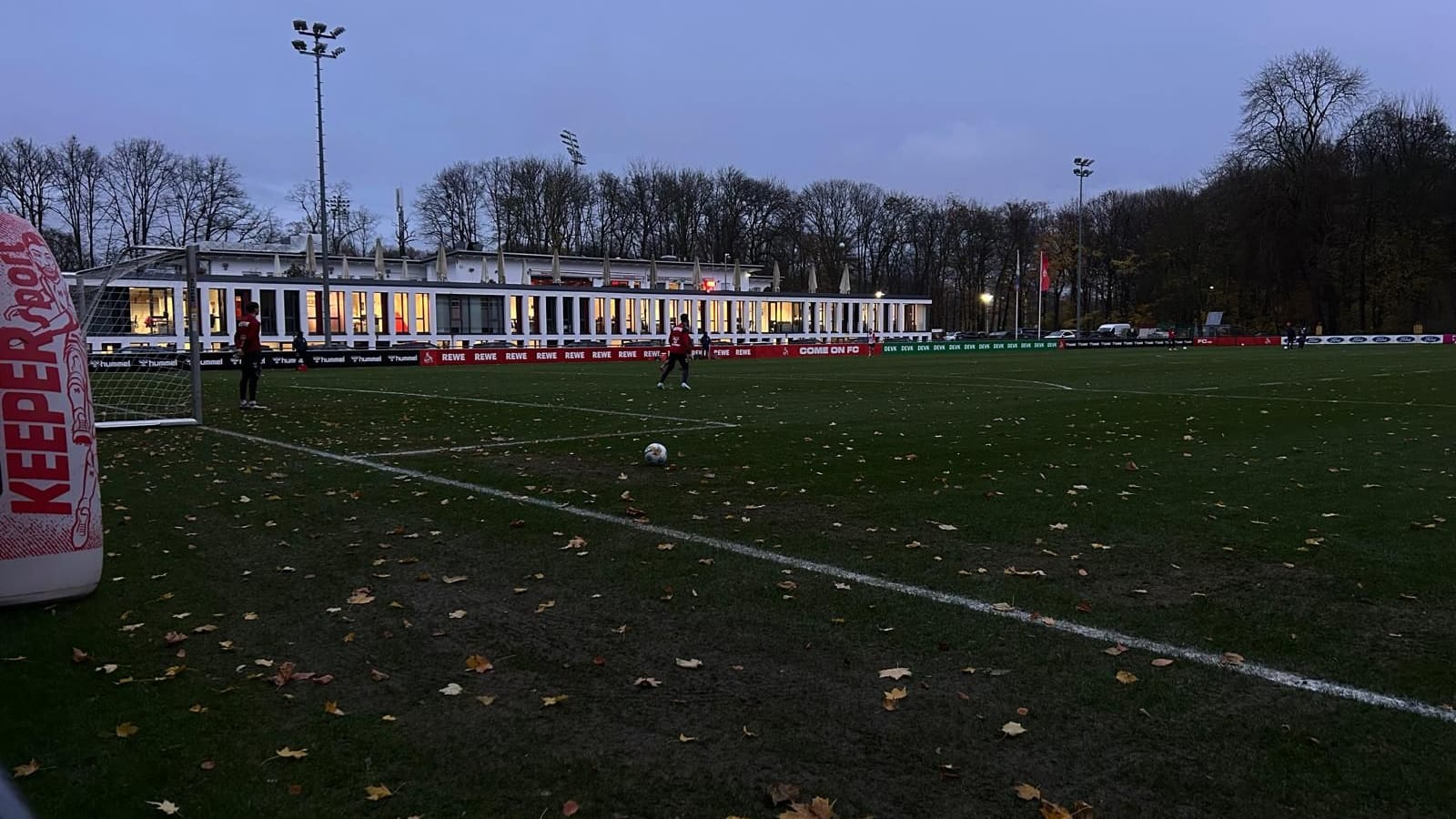 Licht aus am Geißbockheim am Montag während des FC-Trainings.