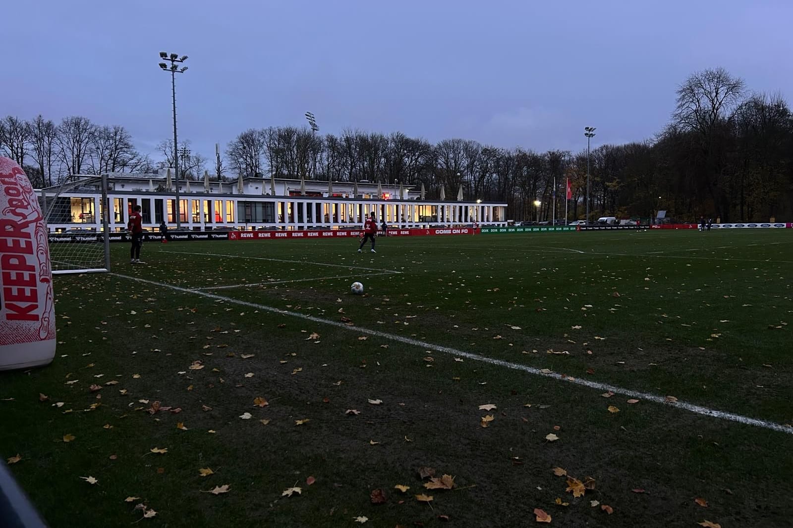 Licht aus am Geißbockheim am Montag während des FC-Trainings.