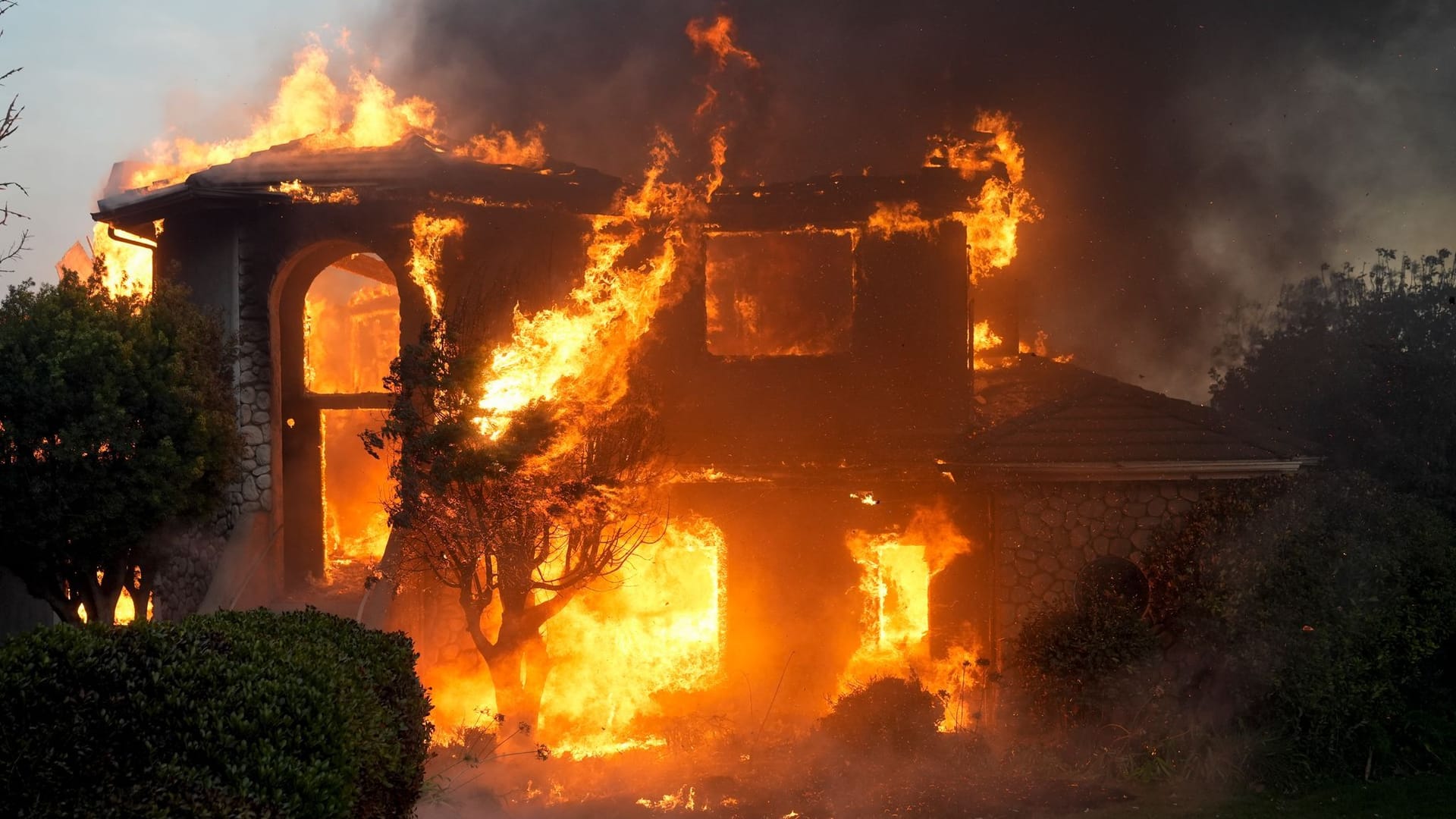 Camarillo: Das "Mountain Fire" brennt ein Haus nieder.