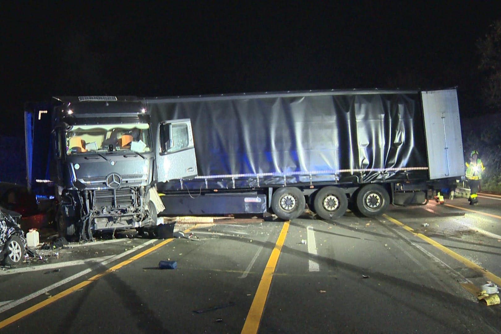 Der Lkw ist quer auf der Autobahn zum Stehen gekommen: Über mehrere Autobahnen hinweg kollidierte der Fahrer mit zahlreichen Fahrzeugen.