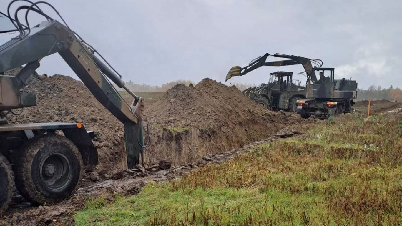 Militär-Bagger an der polnisch-russischen Grenze: Die neue Befestigungsanlage soll auch Drohnen abwehren.