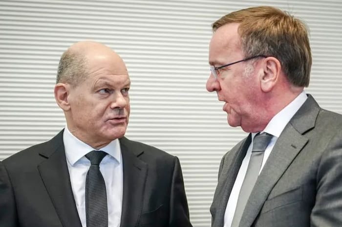 Olaf Scholz (SPD, l.) mit dem Beinahe-Kanzlerkandidaten der SPD, Boris Pistorius.