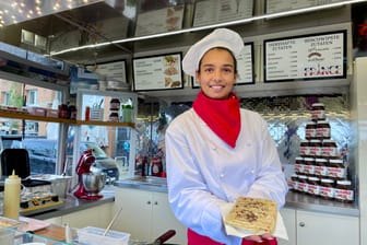 Juena Traber präsentiert ihren Crêpes im Dubai-Schokoladen-Style auf der Roncalli-Weihnachtspromenade.