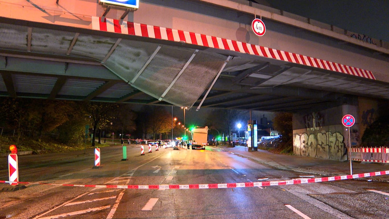 Unfall in Hamburg-Horn: Ein Lkw ist am Morgen gegen eine Fußgängerbrücke gefahren.