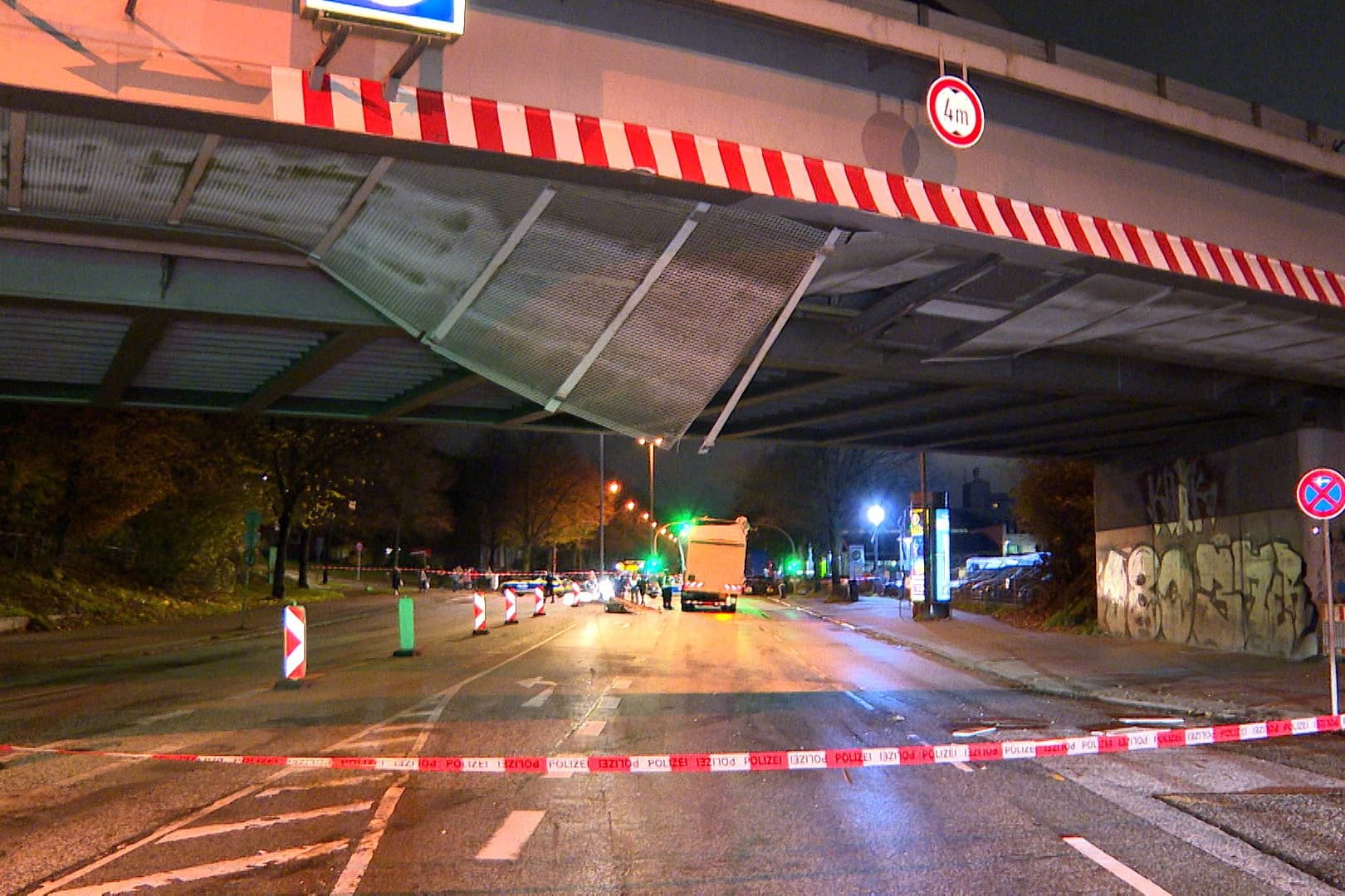 Unfall in Hamburg-Horn: Ein Lkw ist am Morgen gegen eine Fußgängerbrücke gefahren.