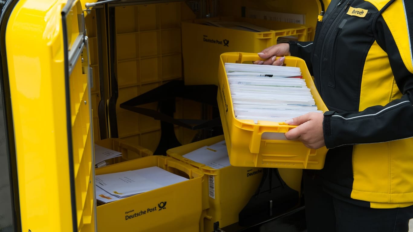 Kistenweise Briefe (Symbolbild): Alle Briefe, die der Quickborner öffneten, enthielten dasselbe Dokument.