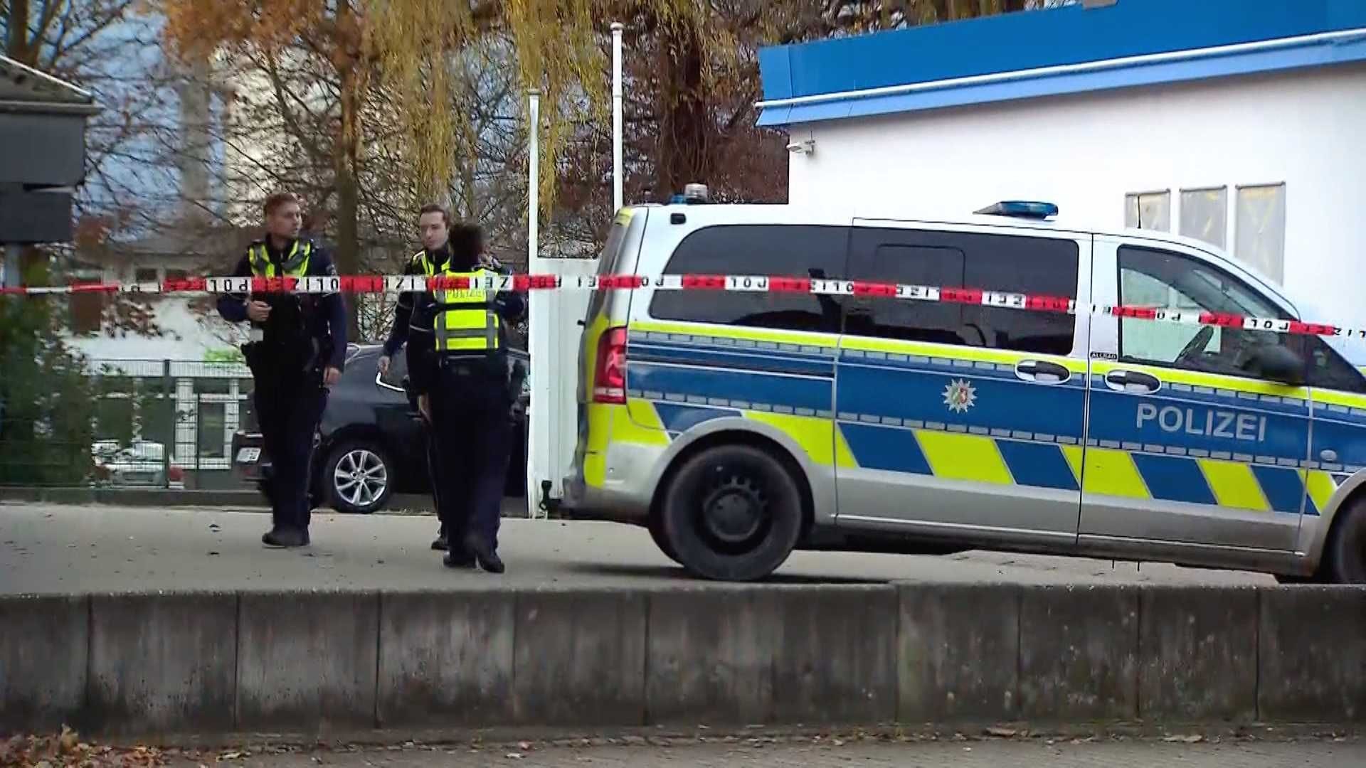 Beamte sichern Spuren an einer Tankstelle in Lünen-Brambauer: Bei einem Streit wurde ein Mann lebensgefährlich verletzt.