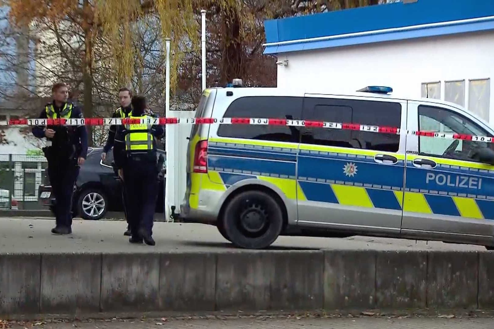 Beamte sichern Spuren an einer Tankstelle in Lünen-Brambauer: Bei einem Streit wurde ein Mann lebensgefährlich verletzt.