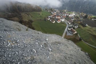 Blick auf das Dorf Brienz: 1,2 Millionen Kubikmeter Felsschutt drohen abzugleiten.