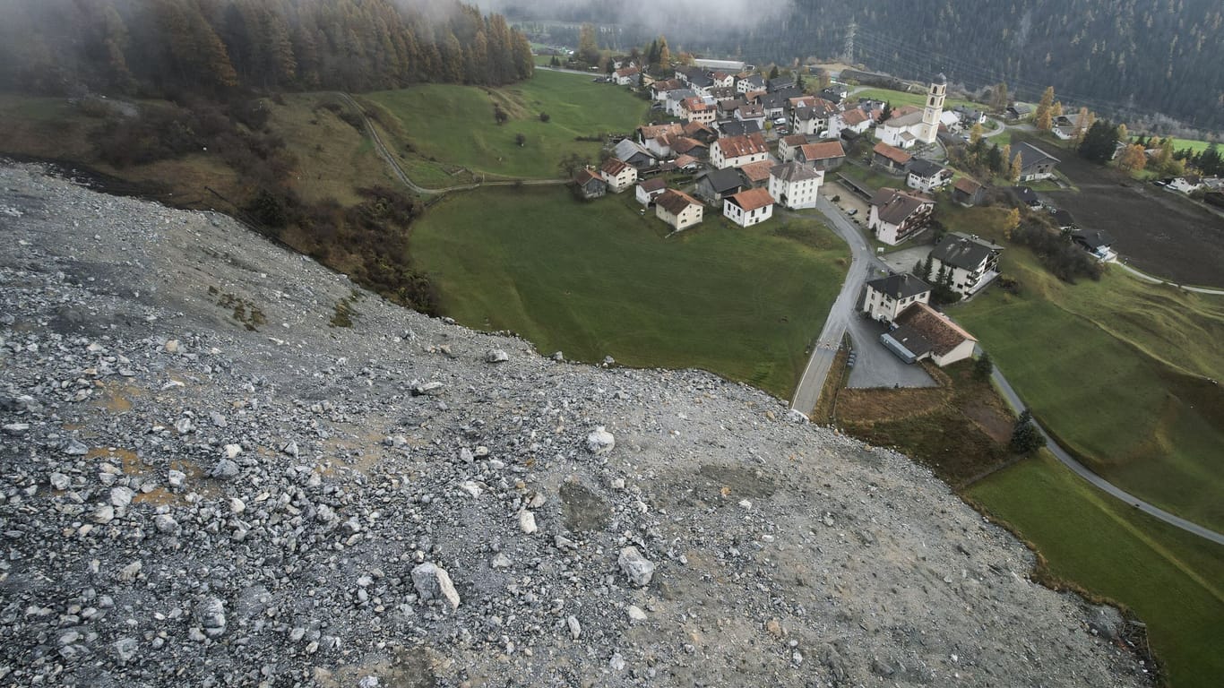 Blick auf das Dorf Brienz: 1,2 Millionen Kubikmeter Felsschutt drohen abzugleiten.