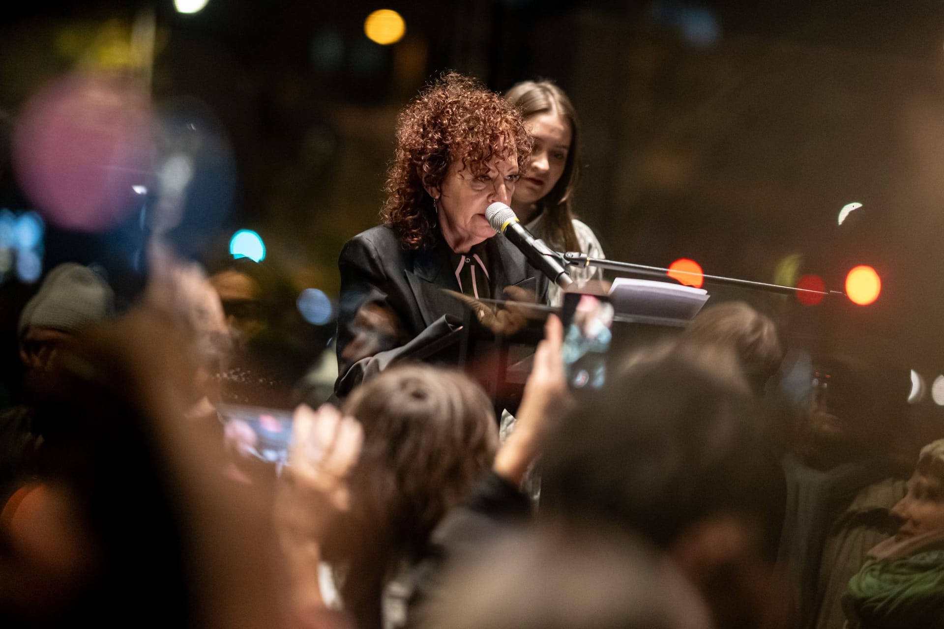 Fotografin Nan Goldin hält eine Rede in der Berliner Neuen Nationalgalerie: Die Veranstaltung wurde von lautstarken Aktivisten begleitet.