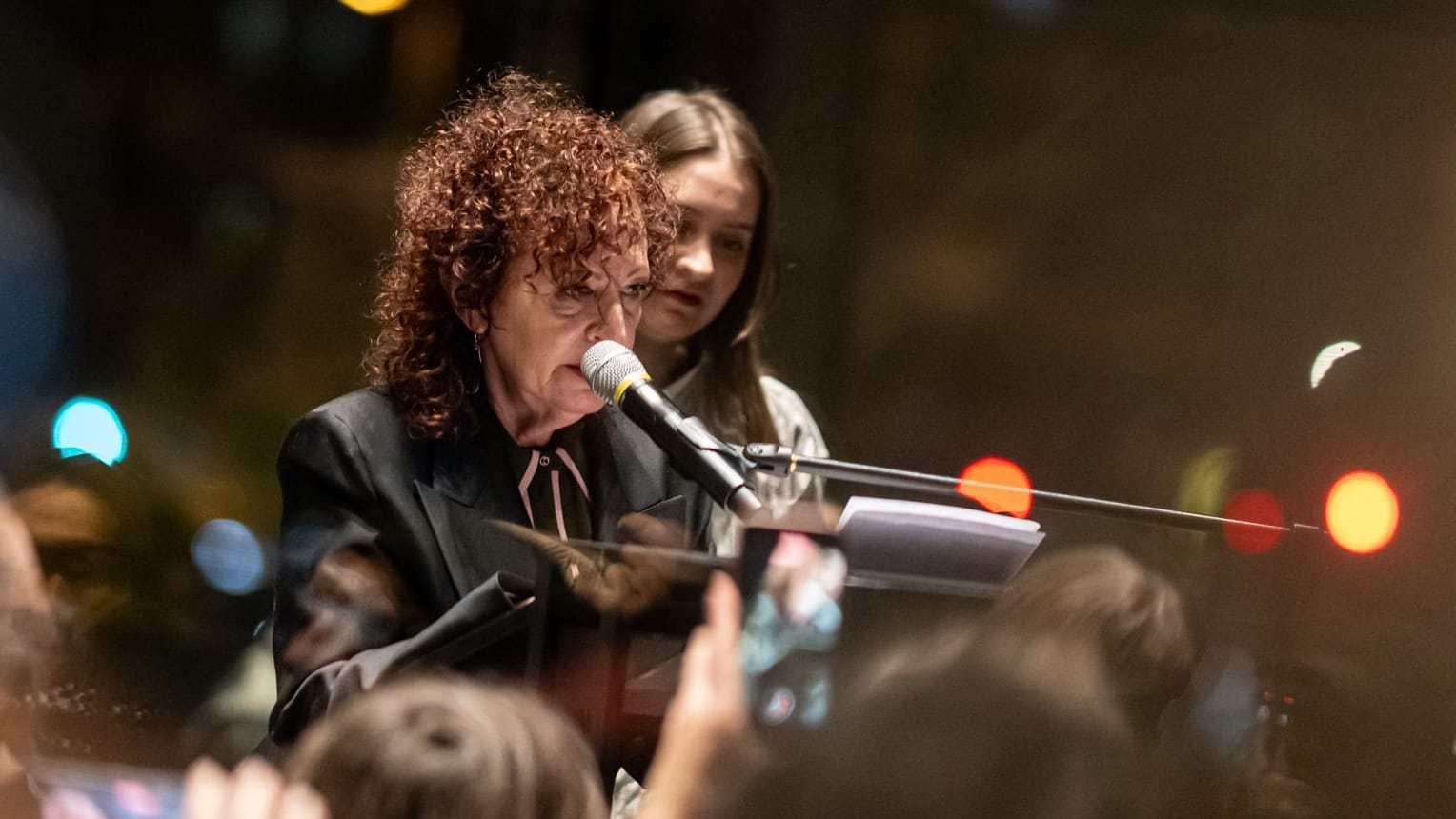 Fotografin Nan Goldin hält eine Rede in der Berliner Neuen Nationalgalerie: Die Veranstaltung wurde von lautstarken Aktivisten begleitet.