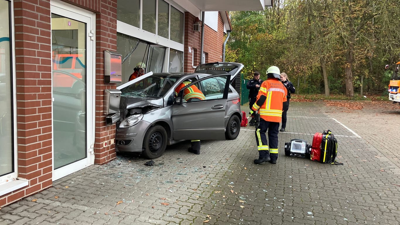 Auto fährt in Arztpraxis