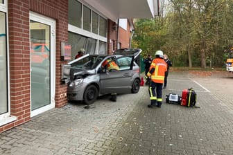 Auto fährt in Arztpraxis