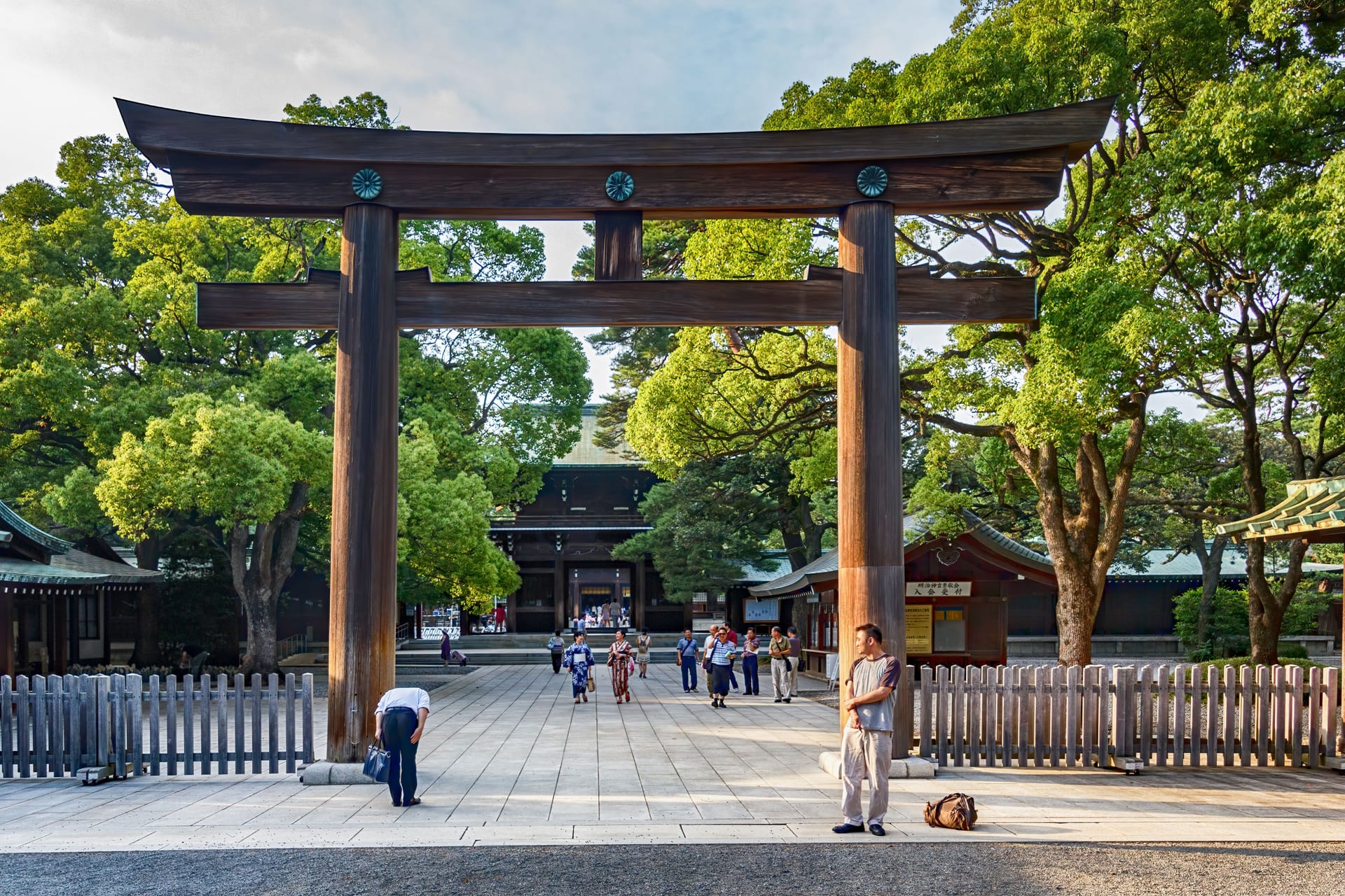 Das Torii-Tor des Meiji-Schreins in Tokio: Hier werden die Seelen von Seelen des Meiji-tennō und seiner Frau Shōken-kōtaigo verehrt.